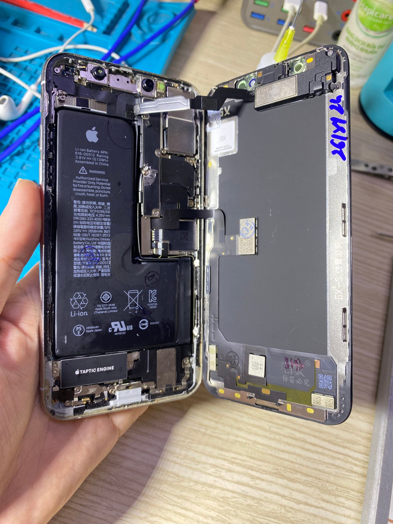 sửa iphone rơi nước bình thạnh - kỹ thuật viên kiểm tra linh kiện iPhone tại Bình Thạnh