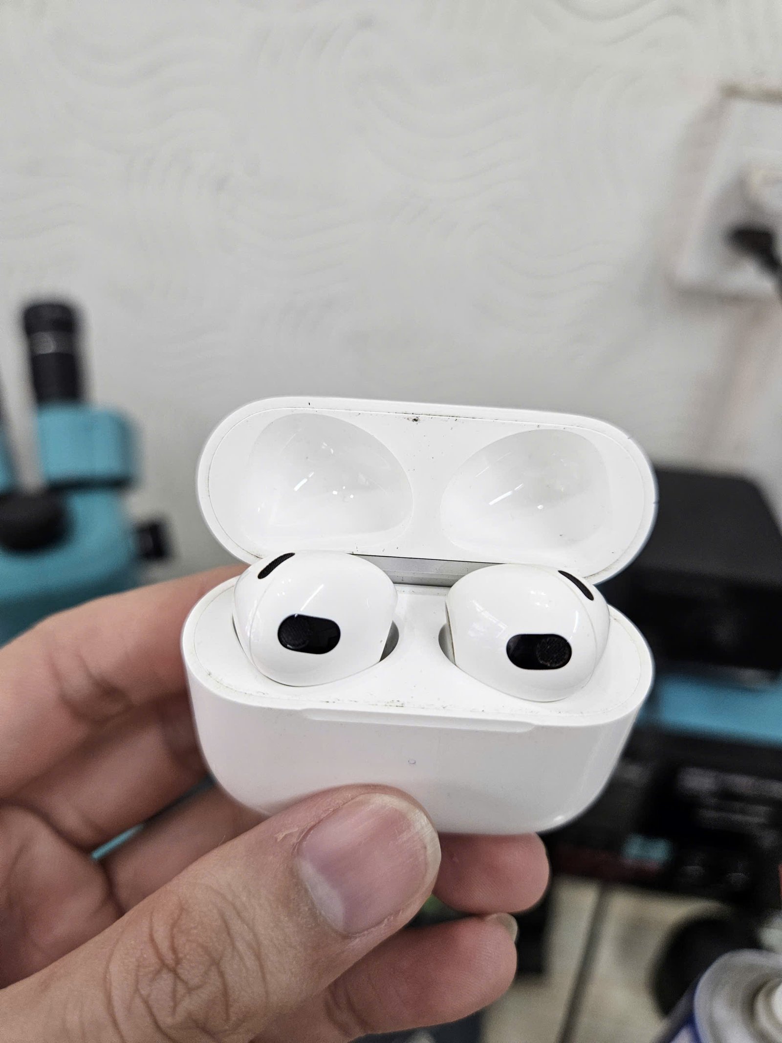 thay pin airpod hình thực tế 2