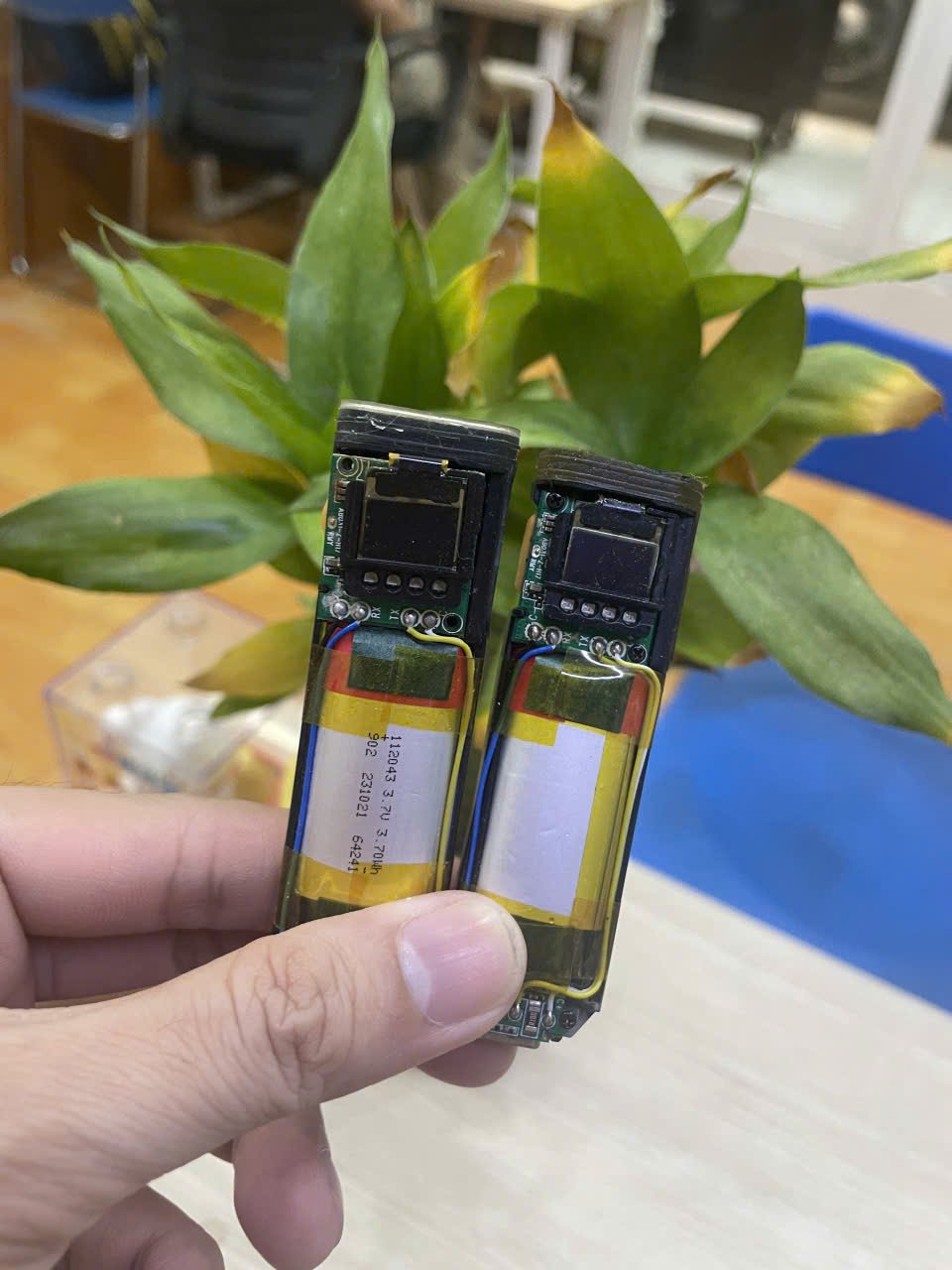chân tiếp xúc pod vape - so sánh cụm pin và bo mạch pod sau khi tháo máy
