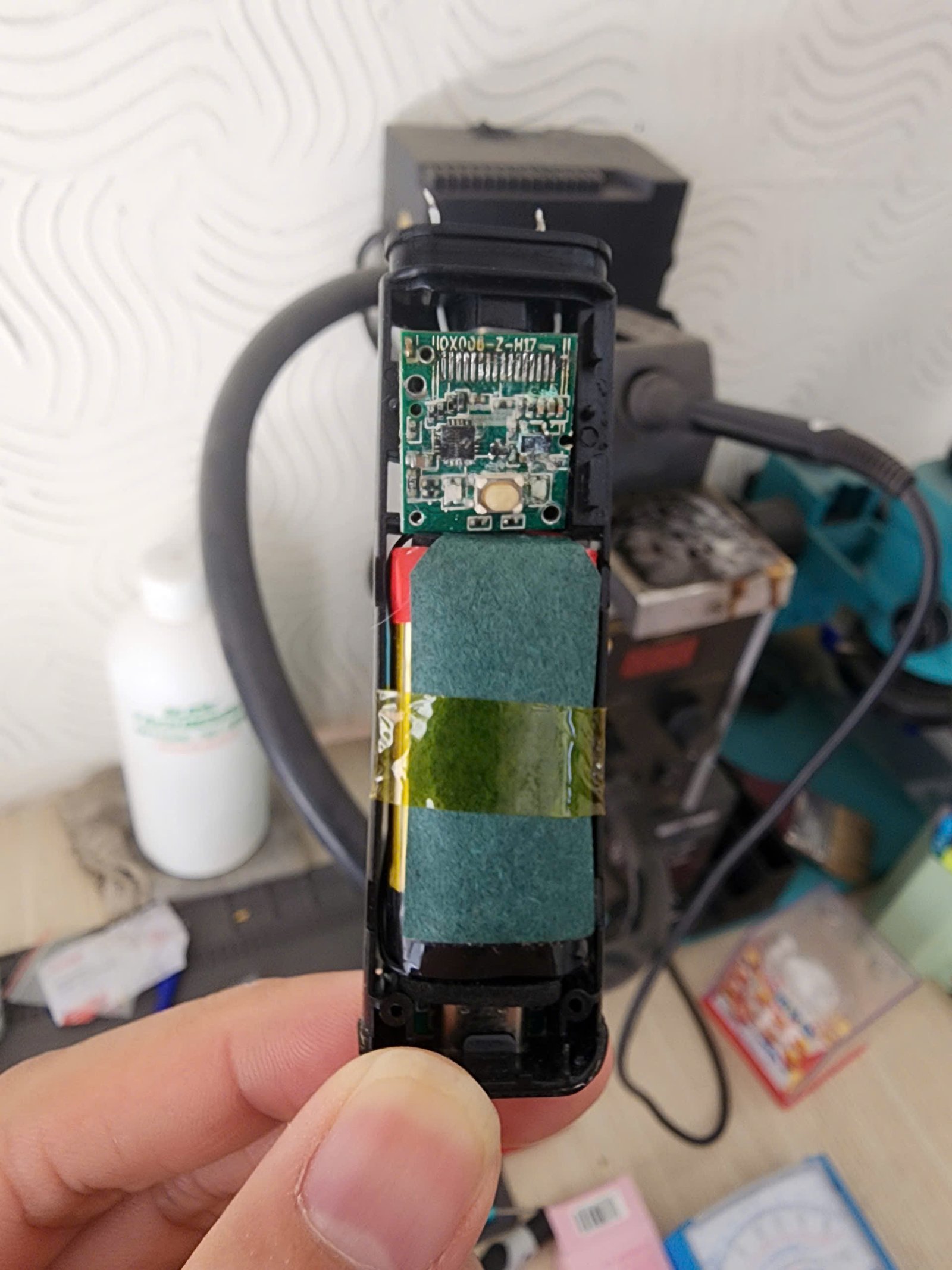 chân tiếp xúc pod vape - bo mạch thiết bị được mở để kiểm tra vệ sinh