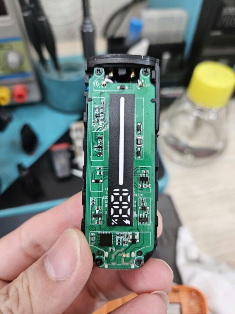 Kiểm tra chân tiếp xúc và pin máy Xlim trước khi sửa